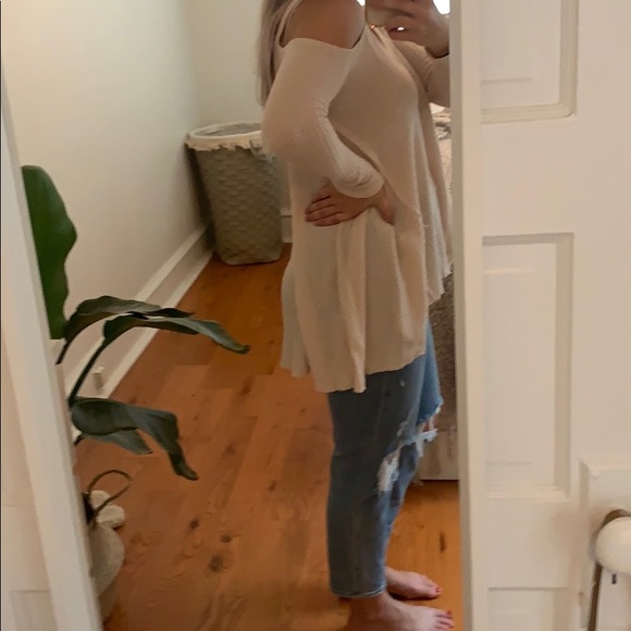 Cold shoulder long sleeve top - Picture 3 of 4